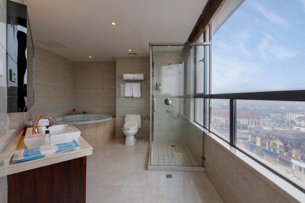 Huzhou Wealth Hotel Exteriör bild
